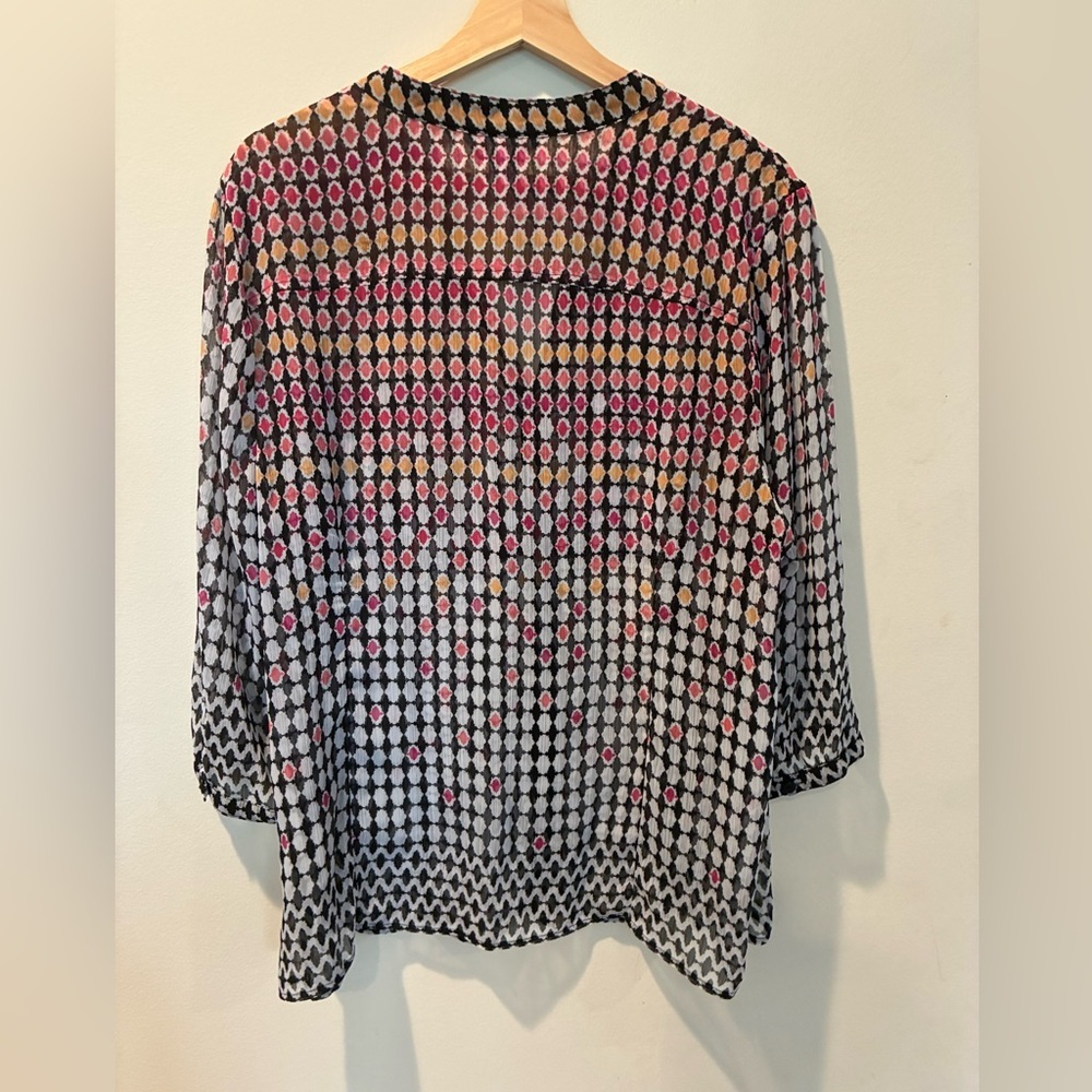 CJ Banks Printed V-Neck Women’s Blouse, flowy sheet fabric, 3/4 length sleep - Picture 5 of 5